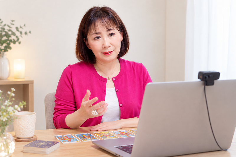 イメージ：画面越しに占い師と話す様子